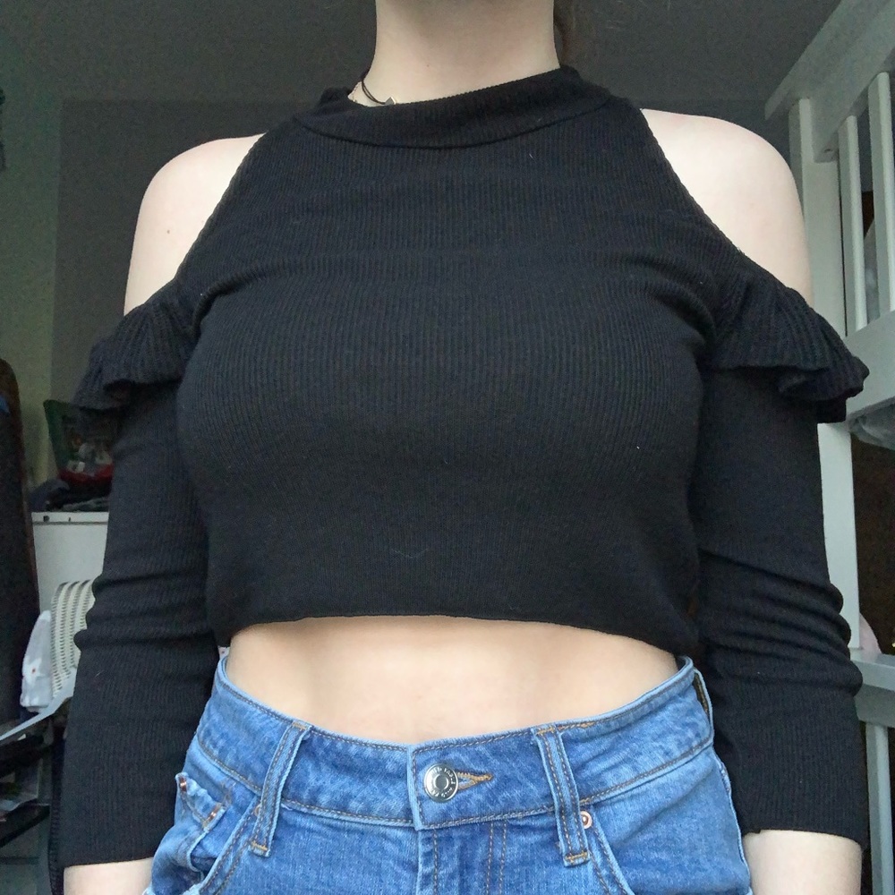 Cropped, Cut out shoulder shirt!